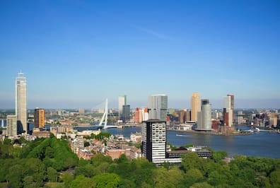 Fast ein bisschen Manhattan-like, oder? Rotterdam in den Niederlanden kommt jung und modern daher – ein tolles Urlaubs-Highlight auch für Teenies.
