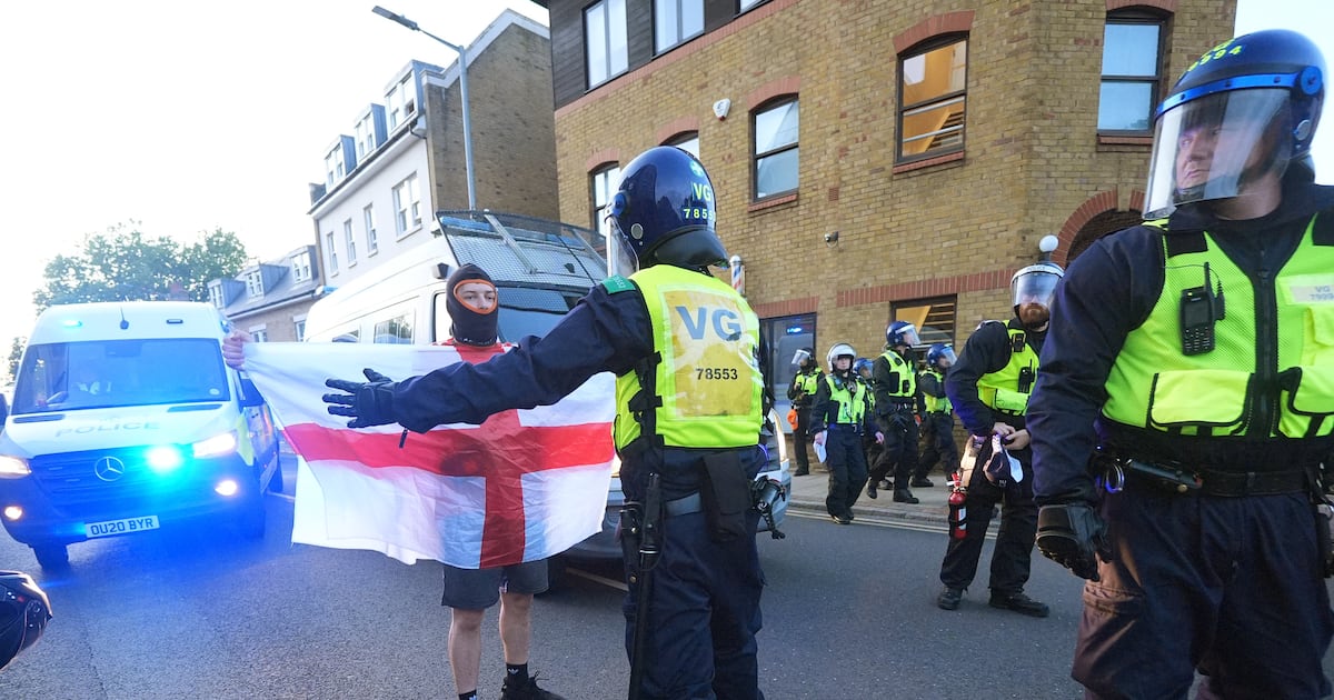 Arrest made as protesters gather outside Epping hotel ‘housing asylum seekers’ – The Irish News
