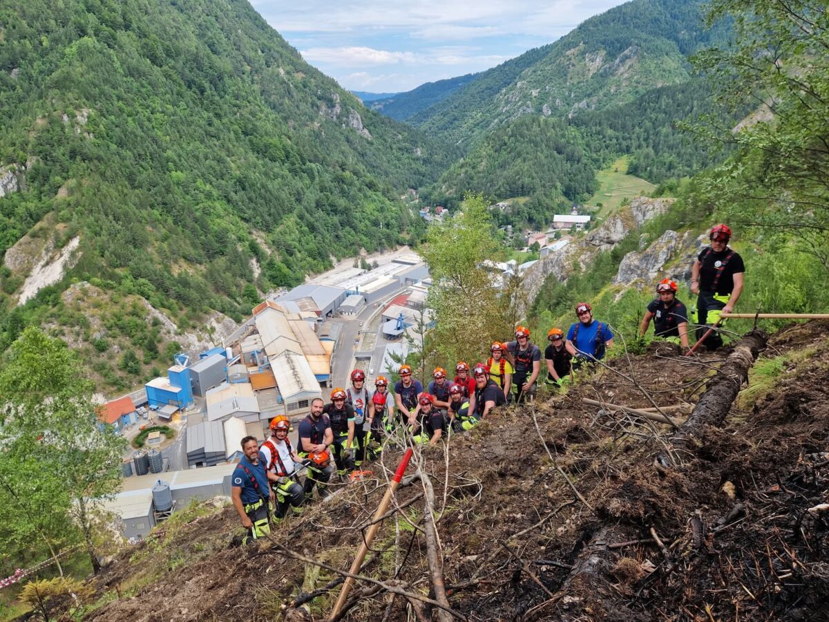 Uspešno pogasili zahtevni gozdni požar
