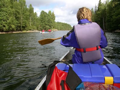 Eines der besten Gebiete für Kanutouren ist das Dalsland in Schweden. Es gibt zahlreiche Anbieter, bei denen du organisierte Touren buchen kannst.
