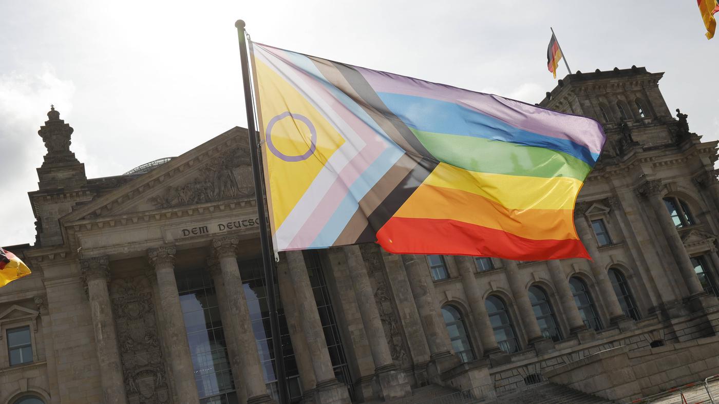 „Jagd auf Regenbogenfahnen“: Bundestagsabgeordnete müssen Flaggen in ihren Büros abhängen