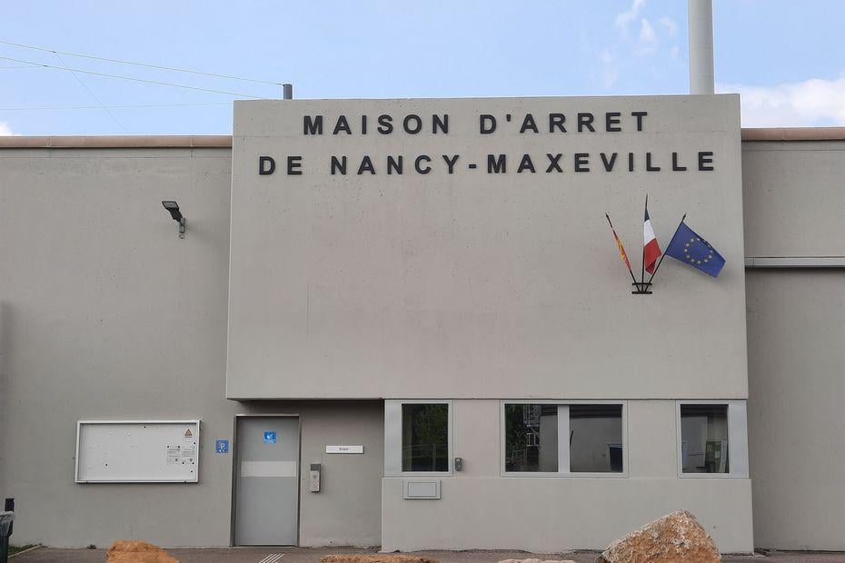 Trois surveillants de prison en garde à vue pour des soupçons de trafic de stupéfiants, d'alcool et de téléphones portables avec des détenus