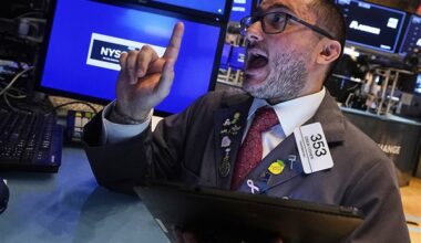 U.S. stocks set more records as Verizon begins a big week for profit reports with a beat