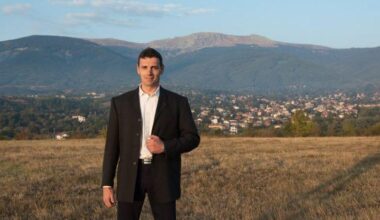 Маскирани с бухалки нахлули в общината в Бистрица, търсят кмета на ППДБ