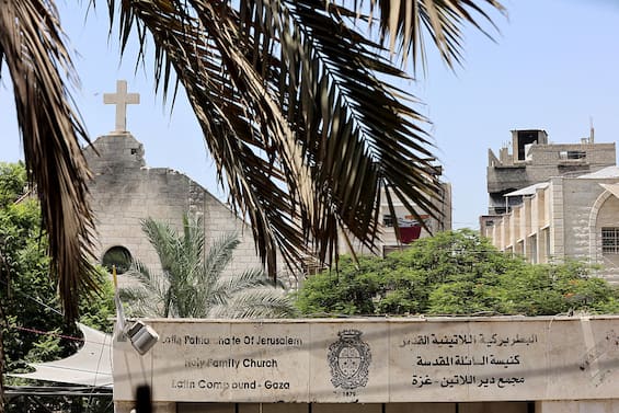 Gaza, bombe sull’ultimo rifugio e simbolo dei cristiani