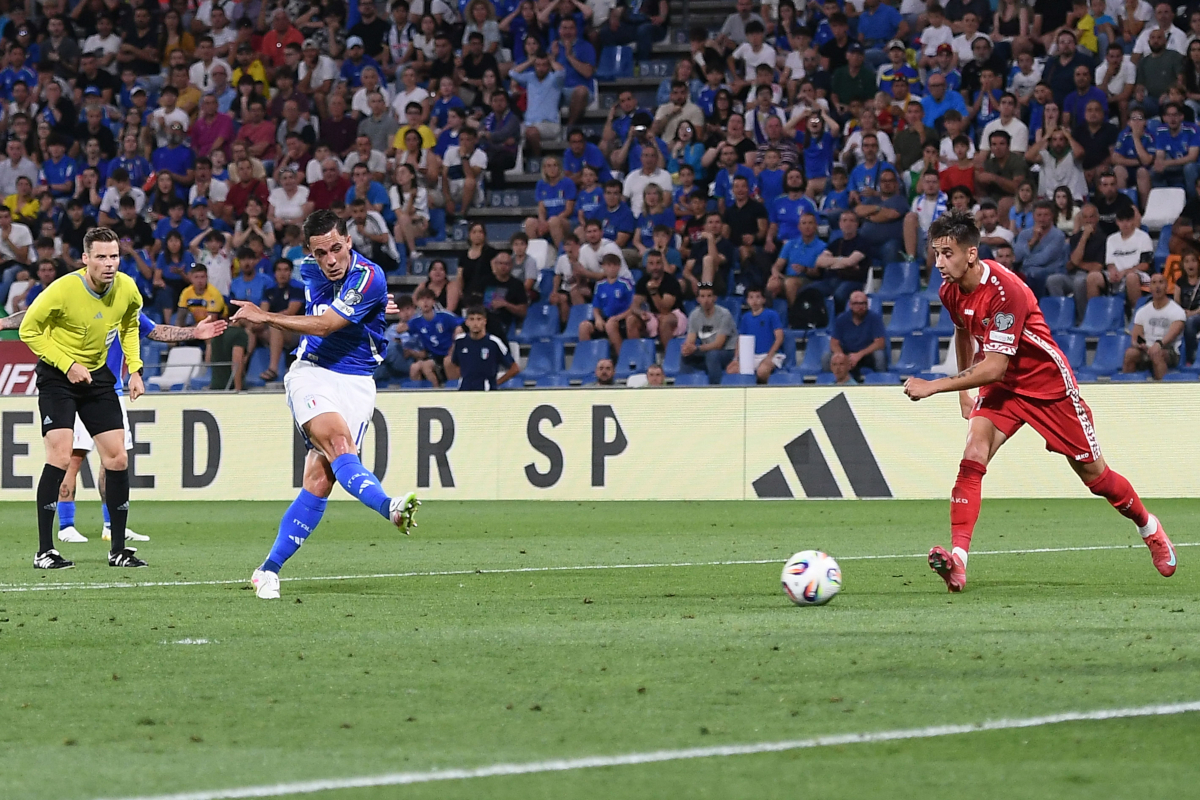 REGGIO NELL'EMILIA, ITALY - JUNE 9: Giacomo Raspadori of Italy scores the opening goal during the FIFA 2026 Qualifier between Italy and Moldova at Mapei Stadium - Citta' del Tricolore on June 09, 2025 in Reggio nell'Emilia, Italy. (Photo by Alessandro Sabattini/Getty Images)