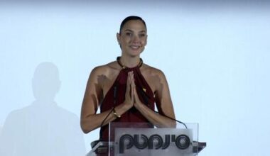 Gal Gadot breaks down at Jerusalem Film Festival