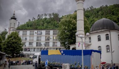 Génocide de Srebrenica : en Bosnie-Herzégovine, trente ans après, des milliers de personnes célèbrent la mémoire des victimes