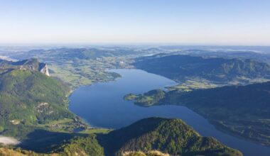 Der Mondsee in Österreich gehört einer einzigen Frau – nun kündigt sie alle Pachtverträge |Die Erbin des Mondsees macht Schlagzeilen, weil sie alte Pachtverträge gekündigt hat. Betroffen sind unter anderem über 150 Bojen sowie Hunderte Stege und Bootshäuser.