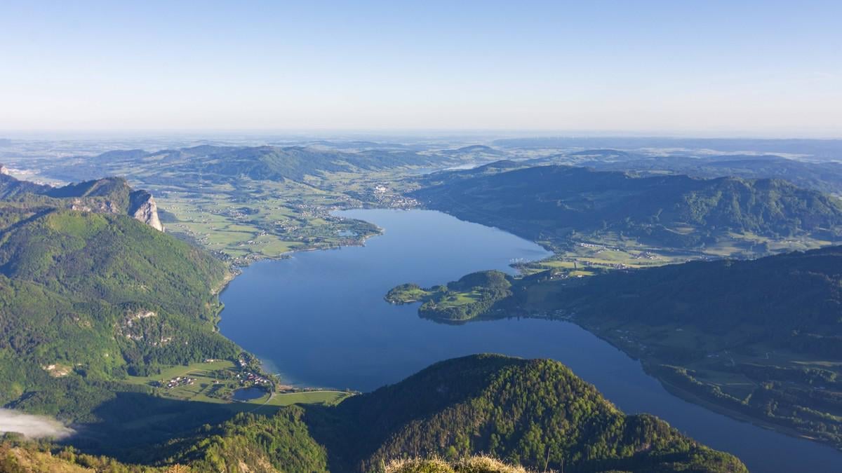Der Mondsee in Österreich gehört einer einzigen Frau – nun kündigt sie alle Pachtverträge |Die Erbin des Mondsees macht Schlagzeilen, weil sie alte Pachtverträge gekündigt hat. Betroffen sind unter anderem über 150 Bojen sowie Hunderte Stege und Bootshäuser.