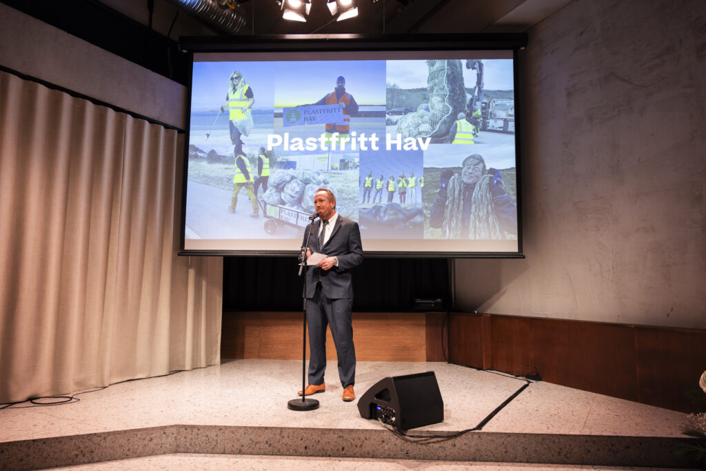 Plastfritt hav vinner årets medlem og Carl står på scenen. Foto: Hanna Lauridsen
