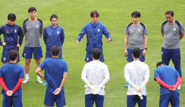 South Korea head coach Hong Myung-bo (C) addresses his players before a training session for the East Asian Football Federation E-1 Football Championship at Seongnam Stadium in Seongnam, Gyeonggi Province, on July 14, 2025. (Image courtesy of Yonhap)