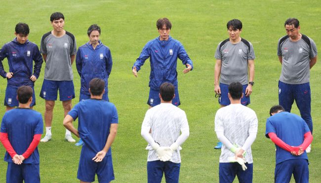 South Korea head coach Hong Myung-bo (C) addresses his players before a training session for the East Asian Football Federation E-1 Football Championship at Seongnam Stadium in Seongnam, Gyeonggi Province, on July 14, 2025. (Image courtesy of Yonhap)