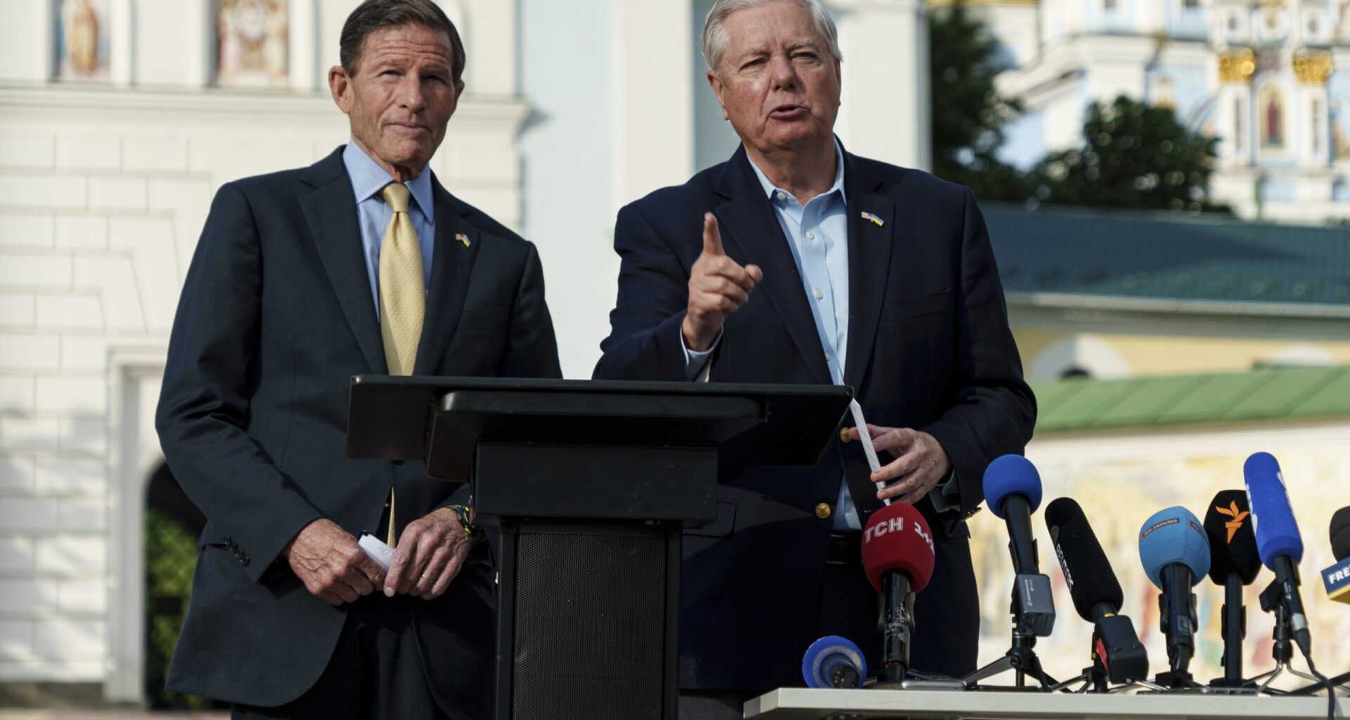 US senators pushing bipartisan bill on new Russia sanctions brief European allies and Ukraine