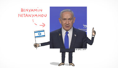 Une photo de Netanyahou est mise en scène. Il tient le drapeau d'Israël.