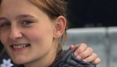 Seks års venteliste fik 22-årig til at ty til farlig metode - og hun er ikke alene - Flere fortæller, at lange ventetider til psykiater får dem til at søge efter piller uden om lægen. Men overlæge advarer mod at selvmedicinere.