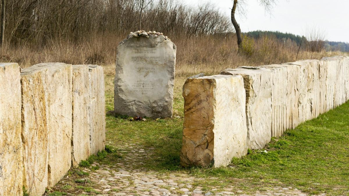 W Jedwabnem ustawiono tablice kwestionujące udział Polaków w mordzie Żydów