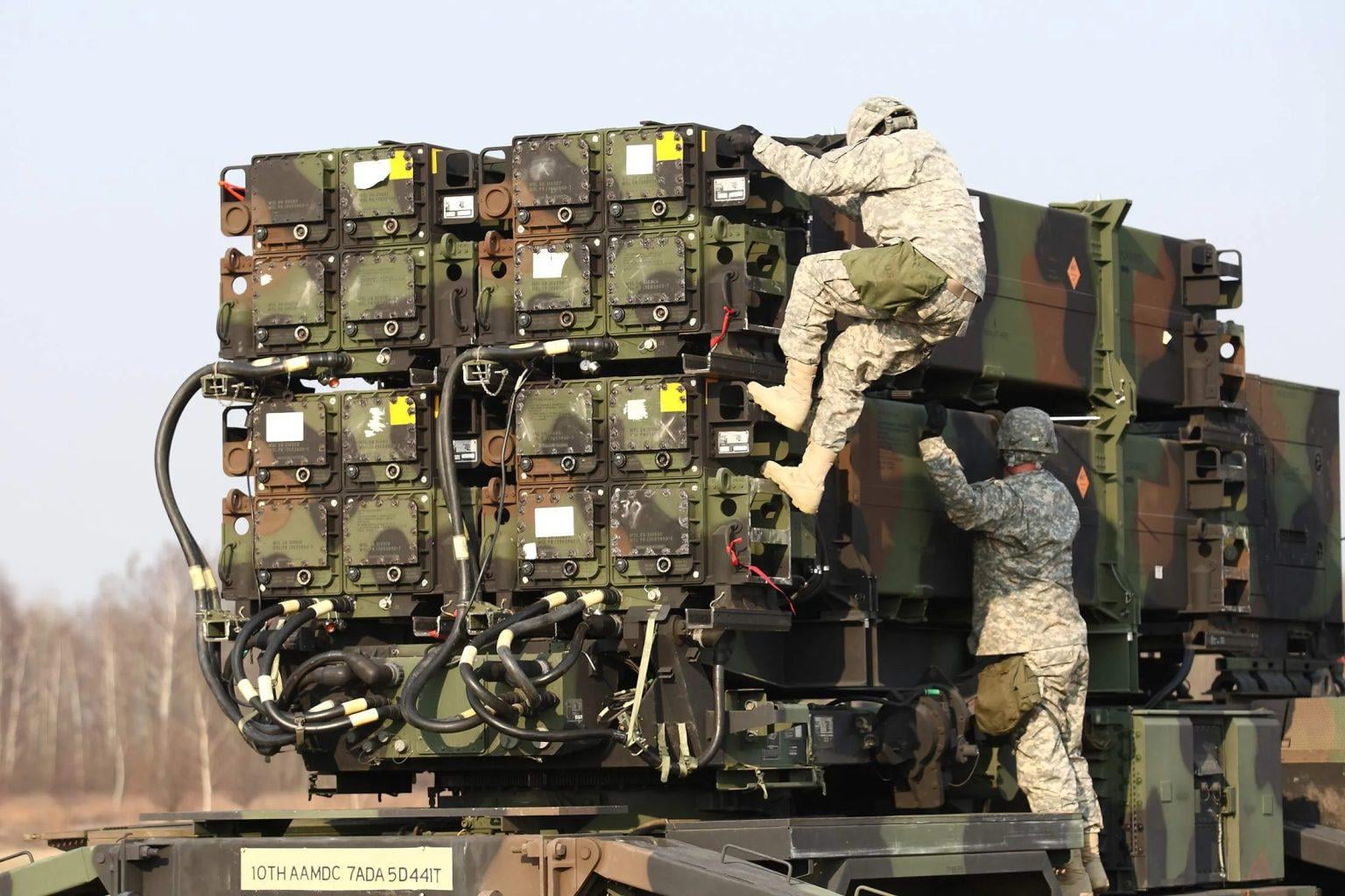US Lawmakers Urge Pentagon Chief to Resume Full Arms Deliveries to Ukraine - Militarnyi