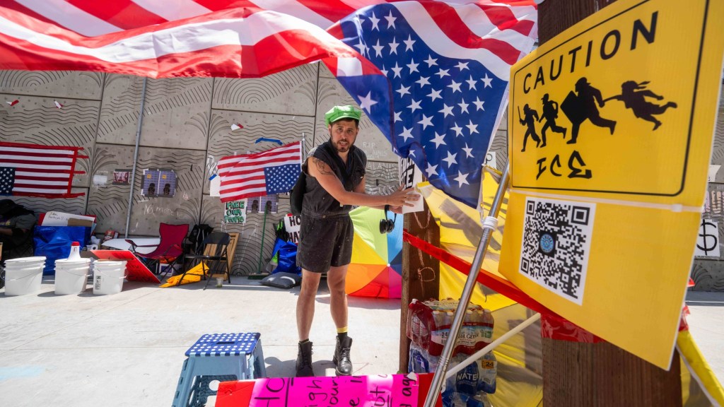 Inside the downtown LA Occupy ICE protest outside the Metropolitan Detention Center – Daily News
