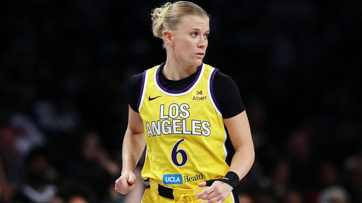 VIDEO. Daar is de eerste driepunter bij haar nieuwe ploeg: Julie Vanloo en Allemand zegevieren met LA Sparks tegen Indiana Fever - Nieuwsblad
