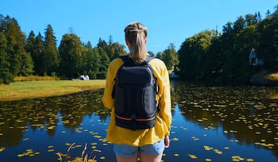 Teenager bei einer Wanderung in Estland: In Nationalparks wie dem Soomaa oder dem Laheema kannst du dich mit Jugendlichen ins Abenteuer stürzen und auf Elchsafari gehen.
