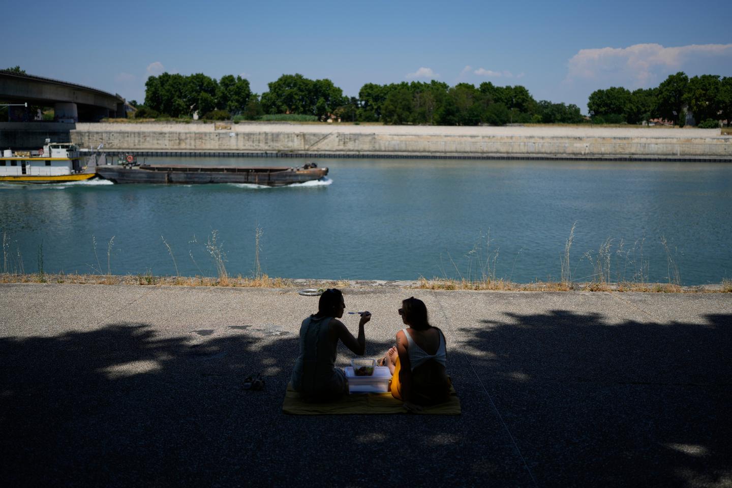 Canicule : ce qu’implique le niveau de vigilance rouge qui va concerner seize départements mardi