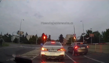 Nehoda sanitky v Pražské Hostivaři, která vezla pacienta. Nehoda se stala 15.6.