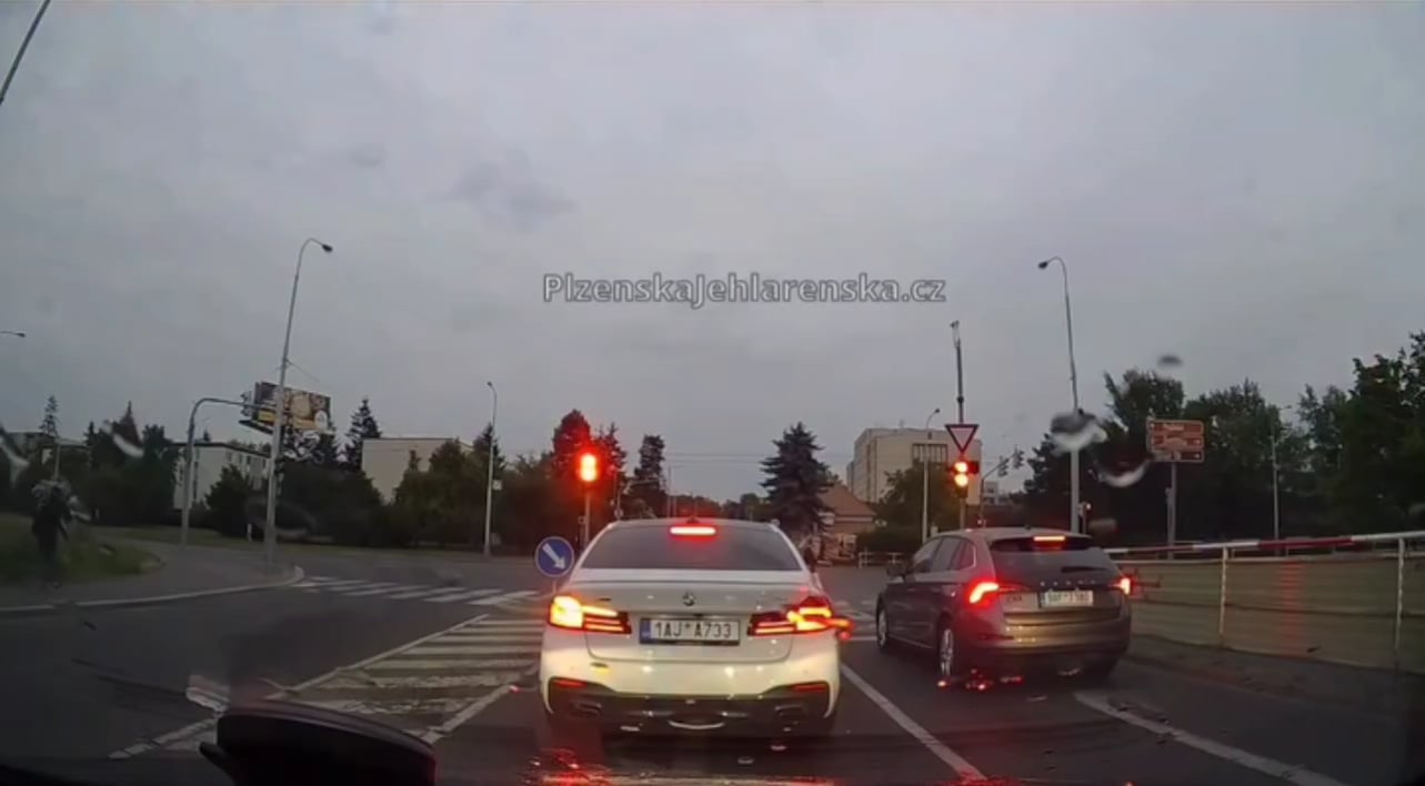 Nehoda sanitky v Pražské Hostivaři, která vezla pacienta. Nehoda se stala 15.6.