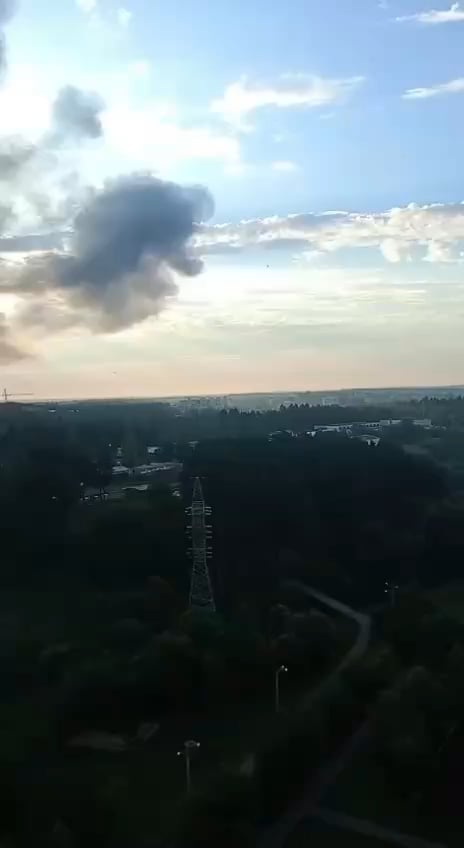 A Ukrainian long-range drone, the FP-1, flew at ultra-low altitude over a high-rise building. 04.07.2025
