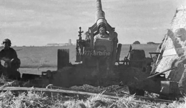Concealed 10cm schwere Kanone 18 battery springs into action in Italy in 1944