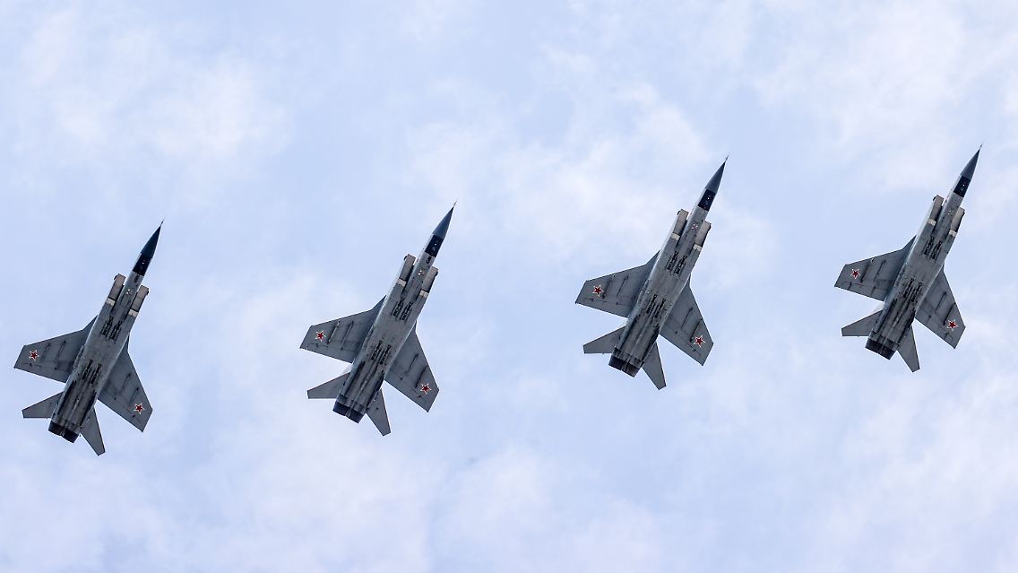 MiG-31K-Abfangjäger fliegen während einer russischen Flugparade über Moskau 2022 in Formation.
