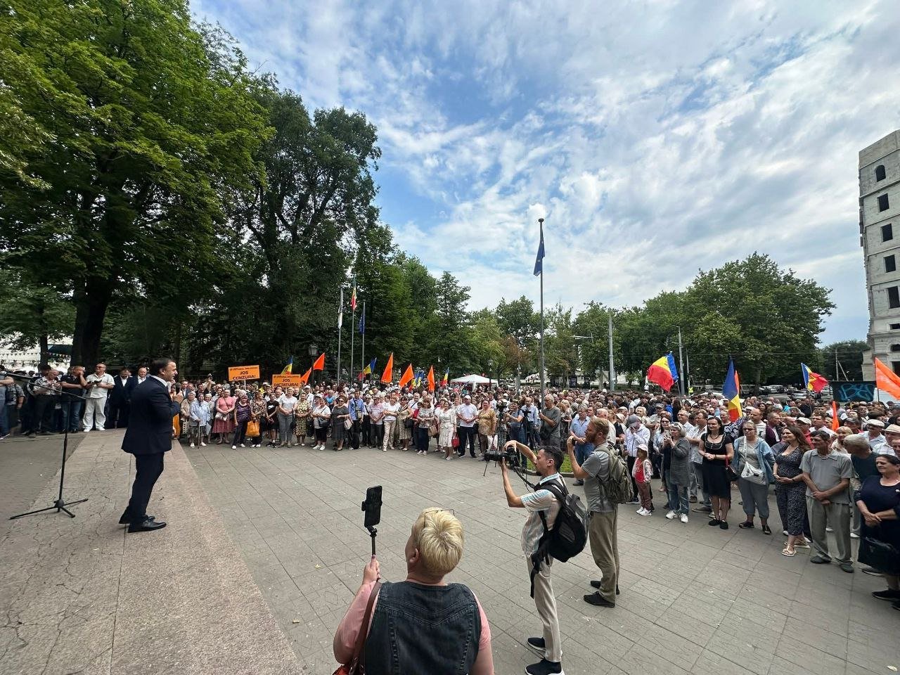 Meeting in Europe Square: protesters demanded the demilitarization of Moldova and the resignation of PAS