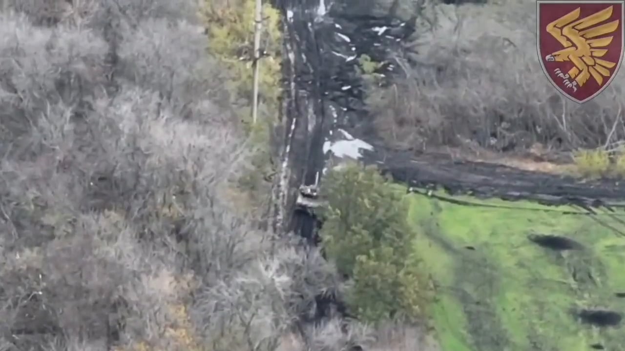 Ukrainian paratroopers from the 95th Air Assault Brigade destroy Russian T-80BV tank at close range with RPG-7s | Nov 2022