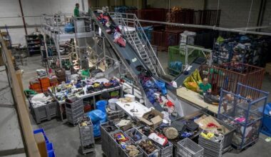Wat er echt gebeurt na de kledingcontainer