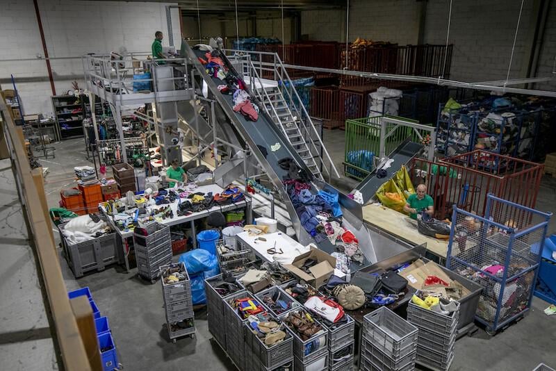 Wat er echt gebeurt na de kledingcontainer