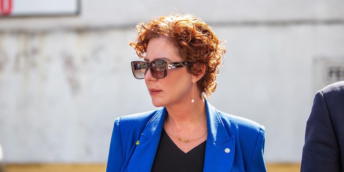 È stata arrestata a Roma la deputata brasiliana Carla Zambelli. Il deputato di AVS Angelo Bonelli avrebbe dato l'indirizzo di Zambelli alla polizia.