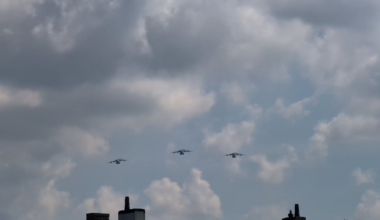 Wuffrn vliehers is dadde? Da vlieht ier al poar keern in toertjs ovr mn uus in bruhhe. Zien de russn ier ant landn? Ist ol van da? (Vertoling ierondr)