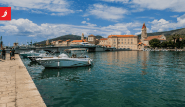 Gol sjedio na platou pored mora u Trogiru i masturbirao