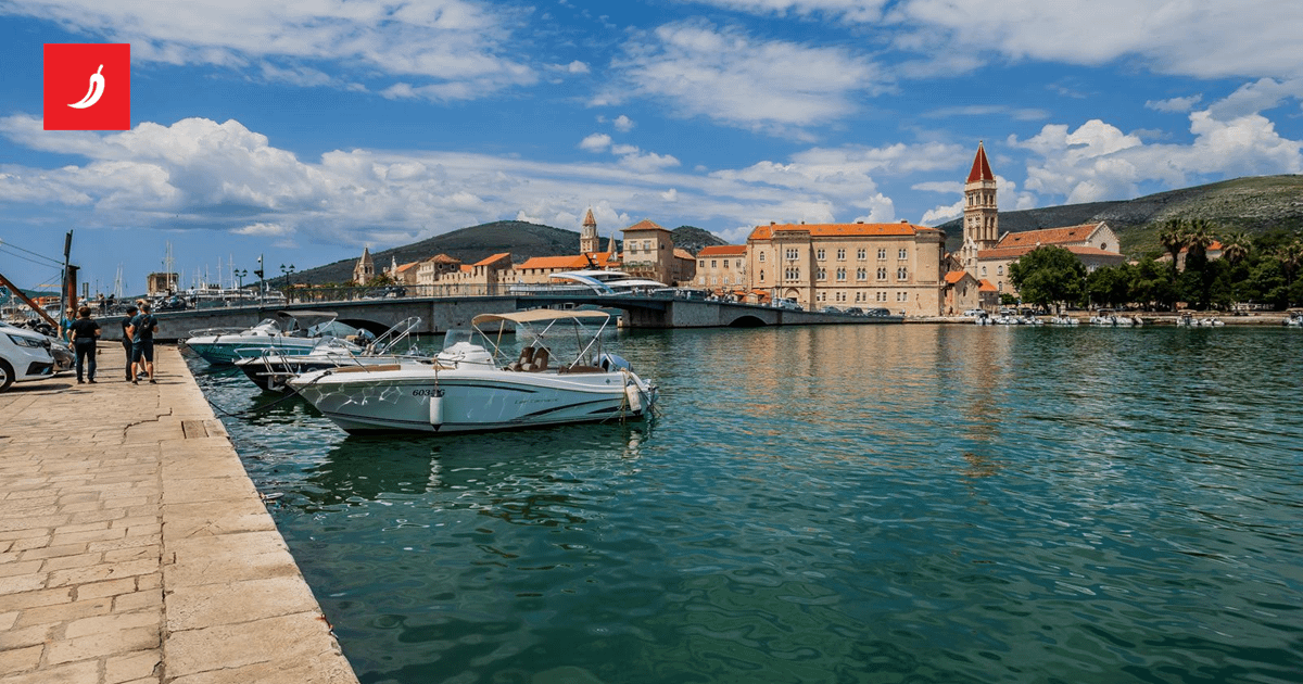 Gol sjedio na platou pored mora u Trogiru i masturbirao