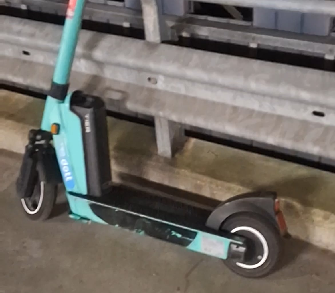 Anyone can connect the company of this electric scooter i think the worker have forget it or someone just steal it battery i made a video its from dott it's on hardtrum parkhaus zurich stage 3