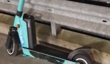 Anyone can connect the company of this electric scooter i think the worker have forget it or someone just steal it battery i made a video its from dott it's on hardtrum parkhaus zurich stage 3