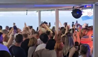 VIDEO: Split to Vela Luka ferry concert starts big Oliver Dragojević tribute