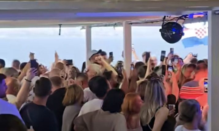 VIDEO: Split to Vela Luka ferry concert starts big Oliver Dragojević tribute