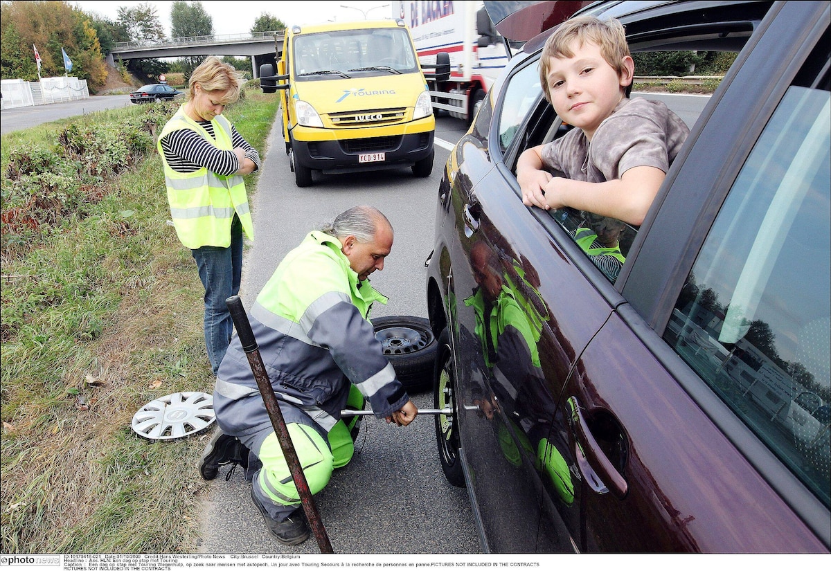 Een dag op stap met Touring Wegenhulp, op zoek naar mensen met autopech. Un jour avec Touring Secours à la recherche de personnes en panne.PICTURES NOT INCLUDED IN THE CONTRACTS