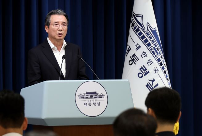 Kim Yong-beom, Chief Presidential Policy Secretary, delivers a briefing on the RE100 industrial complex at a press conference held at the Presidential Office in Yongsan on July 10 (Yonhap)