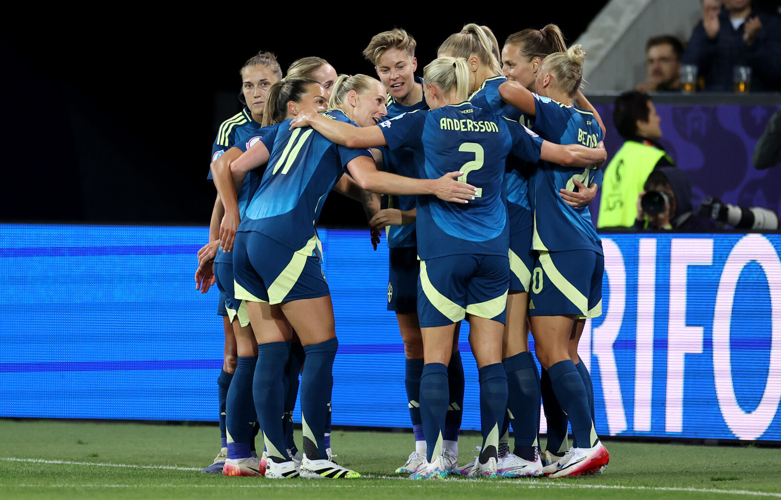 Sweden dominate Poland to secure quarter final slot