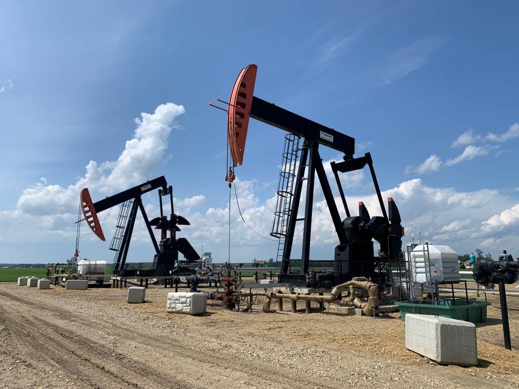 Click to play video: 'Alberta premier says she is in ‘active’ pipeline talks'