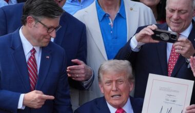 Trump skrev på sitt omfattande lagpaket - Västerbottens-Kuriren