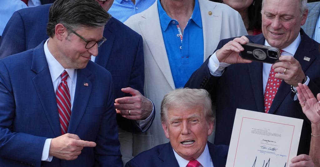 Trump skrev på sitt omfattande lagpaket - Västerbottens-Kuriren