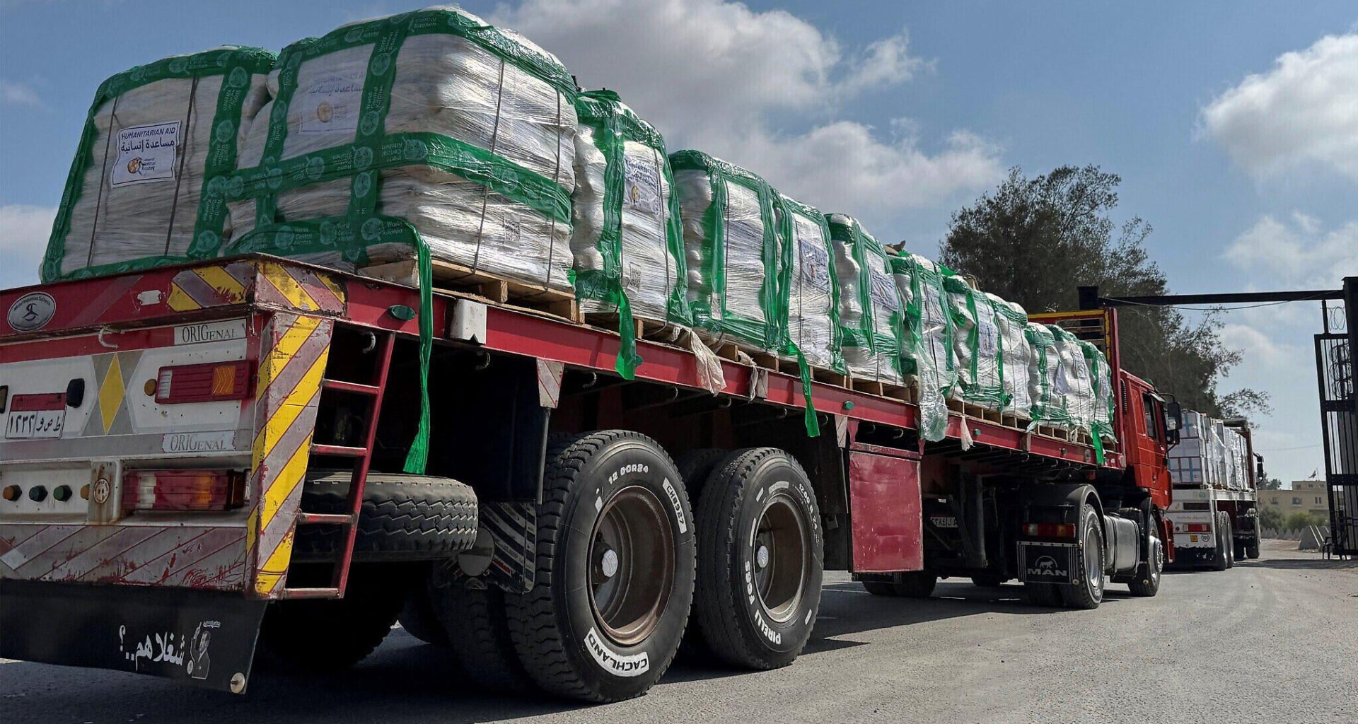 Report: Most aid trucks from Egypt to Gaza looted and sold in markets on 1st day of ‘humanitarian pauses’